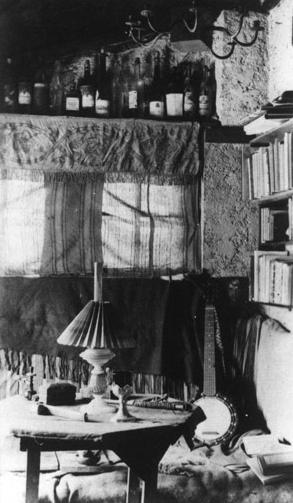 Innenleben eines Hühnerstalls,
 
den Werner Helwig sich 

„zum Palast“ umbaute.

(Foto Brecht Stempel, 1929)