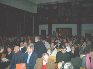 Publikum der Abendveranstaltung.
Vorne (v.l.n.r.) K. Springborn, "Bmmes", 
Prof. Reulecke, Hai Frankl