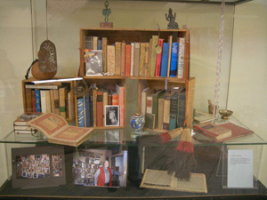 Ein Element der Helwig - Bibliothek 
in der Ausstellung whrend der 
Werner Helwig - 
Gedenkveranstaltung am 
23.09.05 in Schmallenberg