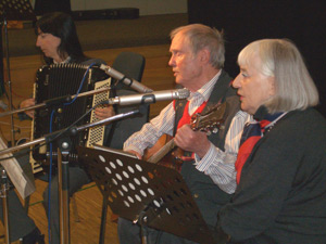 Hai, Topsy und Mirjam bei ihrem 
Auftritt whrend der Werner Helwig - 
Gedenkveranstaltung am 
23.09.05 in Schmallenberg