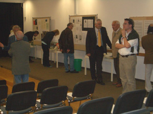 Aula des Gymnasiums mit
Ausstellungsbesuchern
whrend der Werner Helwig - 
Gedenkveranstaltung am 
23.09.05 in Schmallenberg